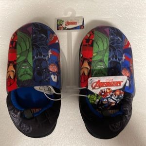 💚NWT Toddler Boys Avengers Slippers from Finish Line Size X-Large